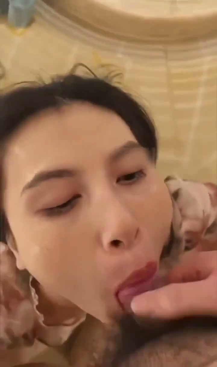 奔驰4s女销售，线下组织车友聚会的时候认识的，我经常逗她说我要升级s级，现在的车有点开腻了，为了业绩时不时就找我聊天，有天心血来潮问她要不要一起出来吃个饭，没想到她真的就出来了，快四十的姐姐叫爸爸是真的扛不住 图片 2