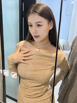 极品身材在校女大，女仆装黑丁字裤后入，铃铛项圈银链调教，木瓜大奶乳晕，性感浓密亮黑阴毛，粉红大阴唇蝴蝶逼。 图片 1